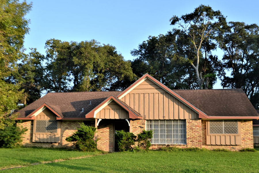 A house in Rosenberg, TX, with a large yard